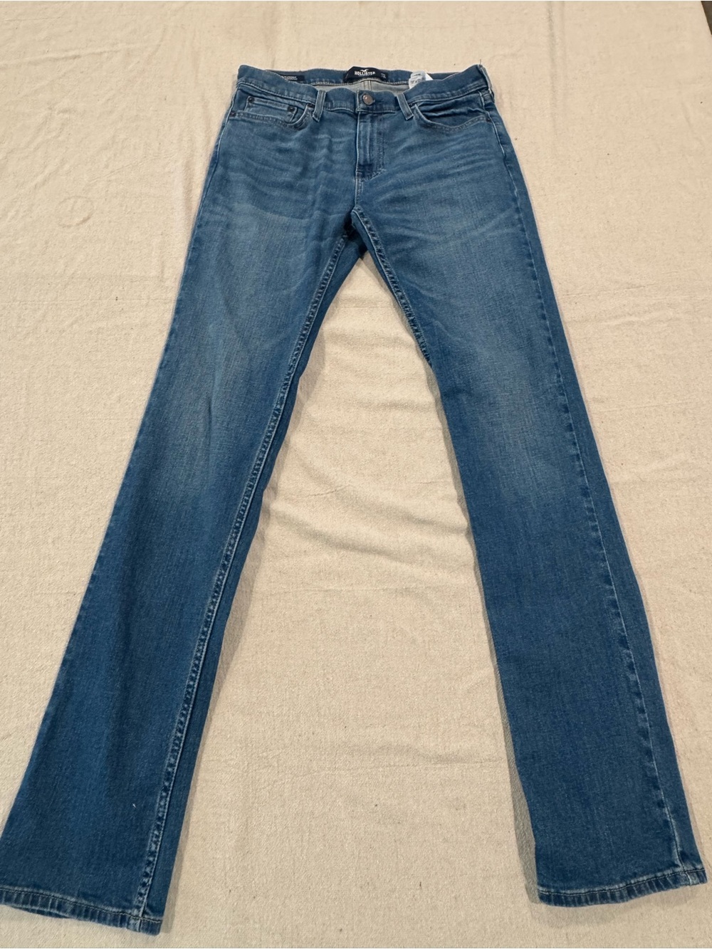 Hollister Men's Bootcut Jeans in Medium Blue Wash